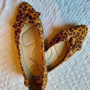 Cheetah print pointed toe flats